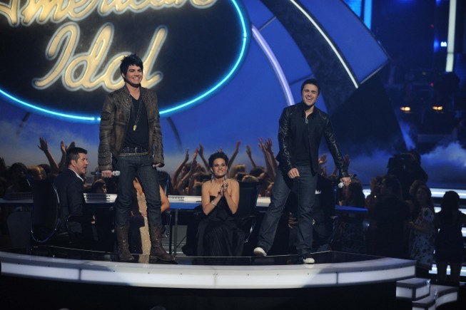 Still of Adam Lambert and Kris Allen in American Idol: The Search for a Superstar (2002)