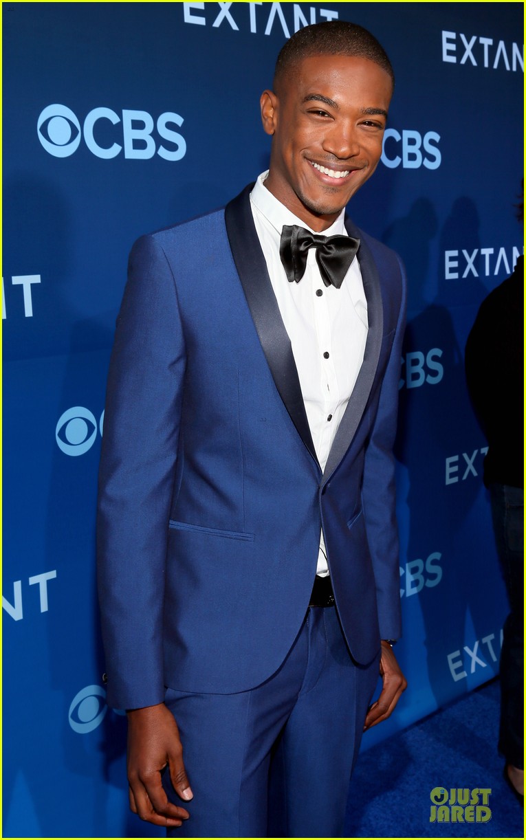 Sergio Harford arrives to the CBS EXTANT premiere blue carpet.