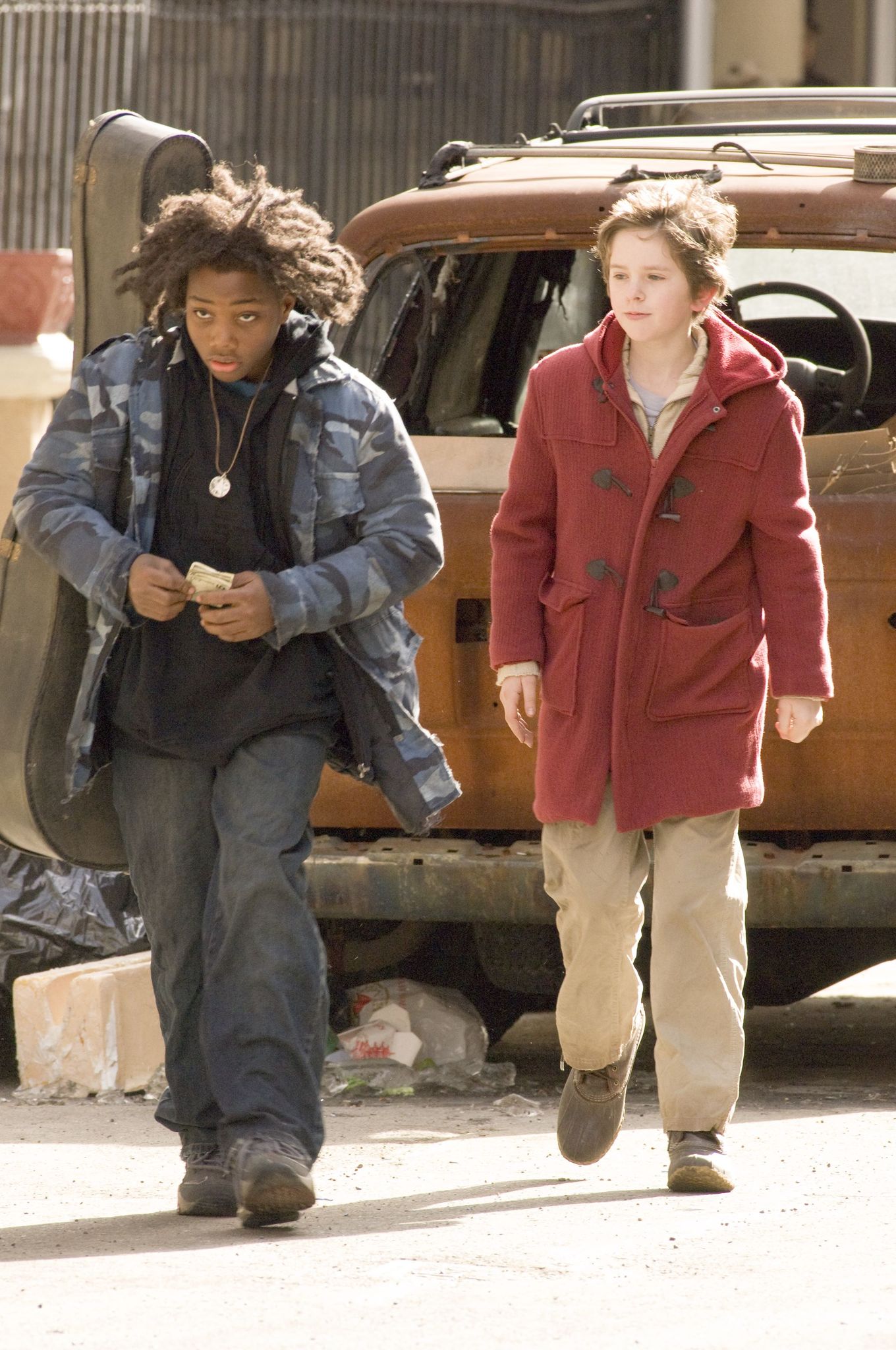 Still of Freddie Highmore and Leon Thomas III in August Rush (2007)