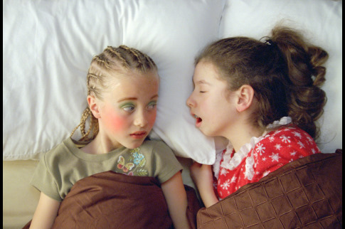 Still of Dominique Saldaña and Michelle Sandler in Nelydimi nepilnameciai (2006)