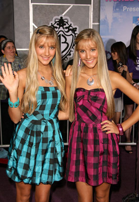 Becky Rosso and Milly Rosso at event of Jonas Brothers: koncertas trimateje erdveje (2009)