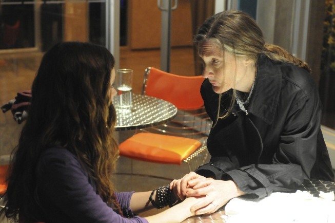 Still of Annette O'Toole and Hayley McFarland in Melo teorija (2009)