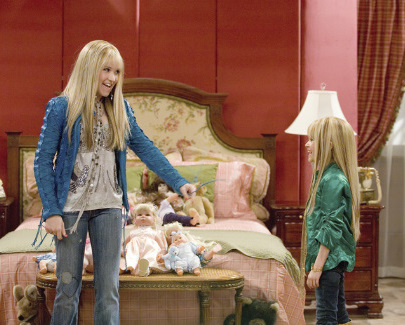 Still of Emily Osment and Madison Pettis in Hannah Montana (2006)