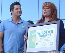 David Mizejewski with Wynonna Judd on the set of the Animal Planet series 