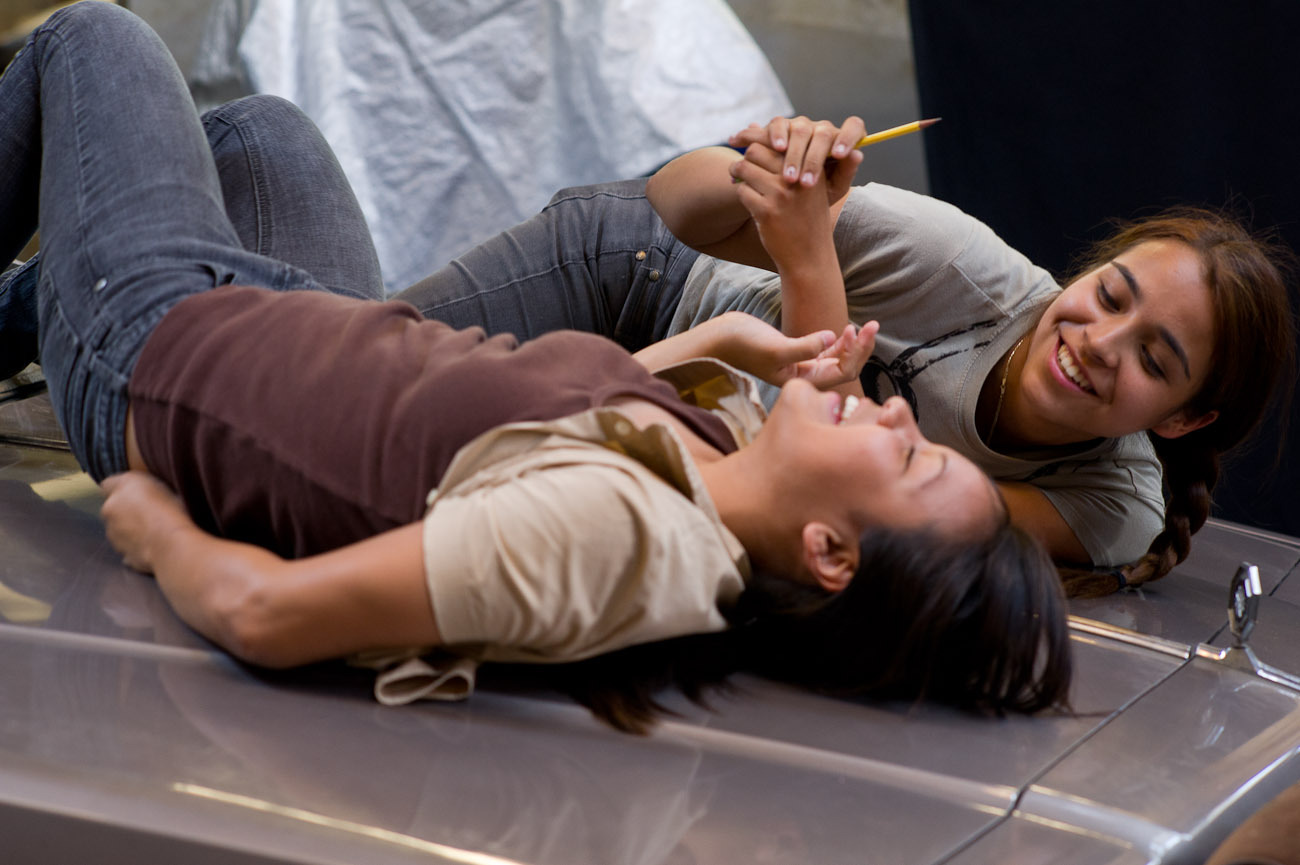 Still of Fenessa Pineda and Venecia Troncoso in Mosquita y Mari (2012)