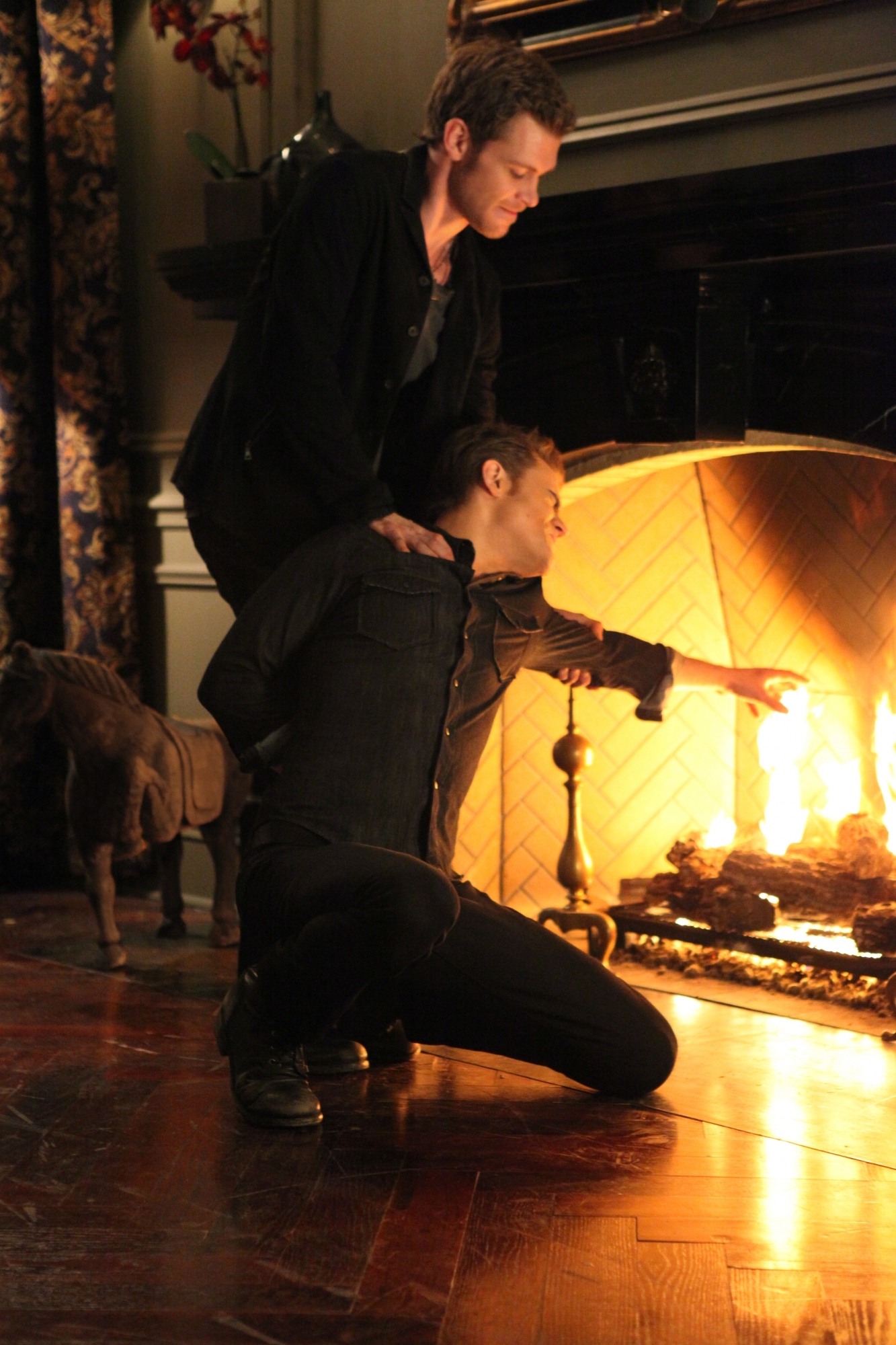 Still of Joseph Morgan and Paul Wesley in Vampyro dienorasciai (2009)