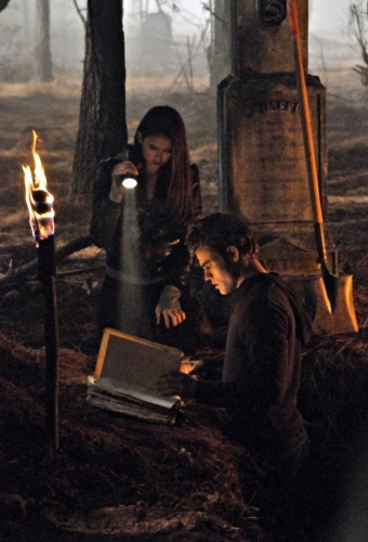 Still of Paul Wesley and Nina Dobrev in Vampyro dienorasciai (2009)