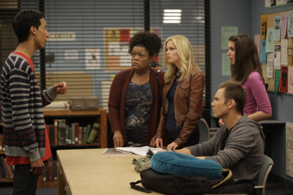 Still of Joel McHale, Yvette Nicole Brown, Alison Brie, Gillian Jacobs and Danny Pudi in Community (2009)