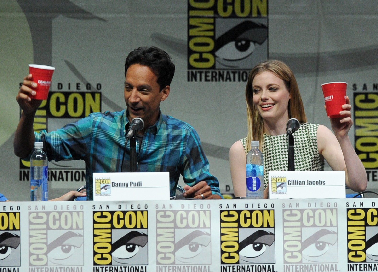 Gillian Jacobs and Danny Pudi at event of Community (2009)