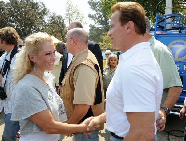 Jamie & Governor Arnold Schwarzenegger at the fire control base camp 2009