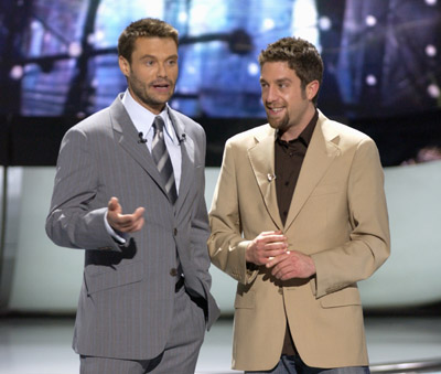 Ryan Seacrest and Elliott Yamin at event of American Idol: The Search for a Superstar (2002)