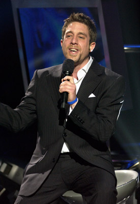 Elliott Yamin at event of American Idol: The Search for a Superstar (2002)