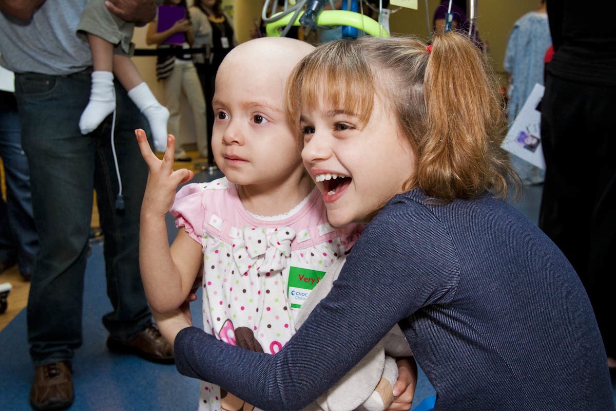 Joey King visits patients at CHOC