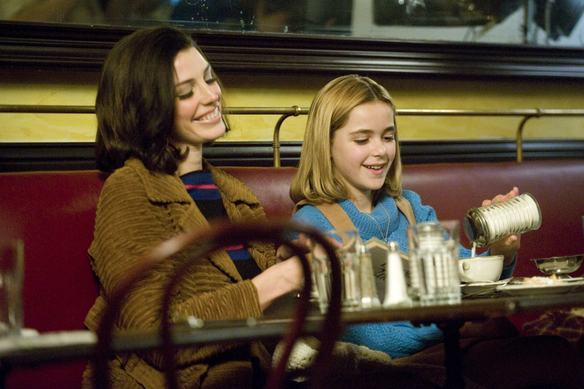 Jessica Paré and Kiernan Shipka in MAD MEN. Reklamos vilkai (2007)