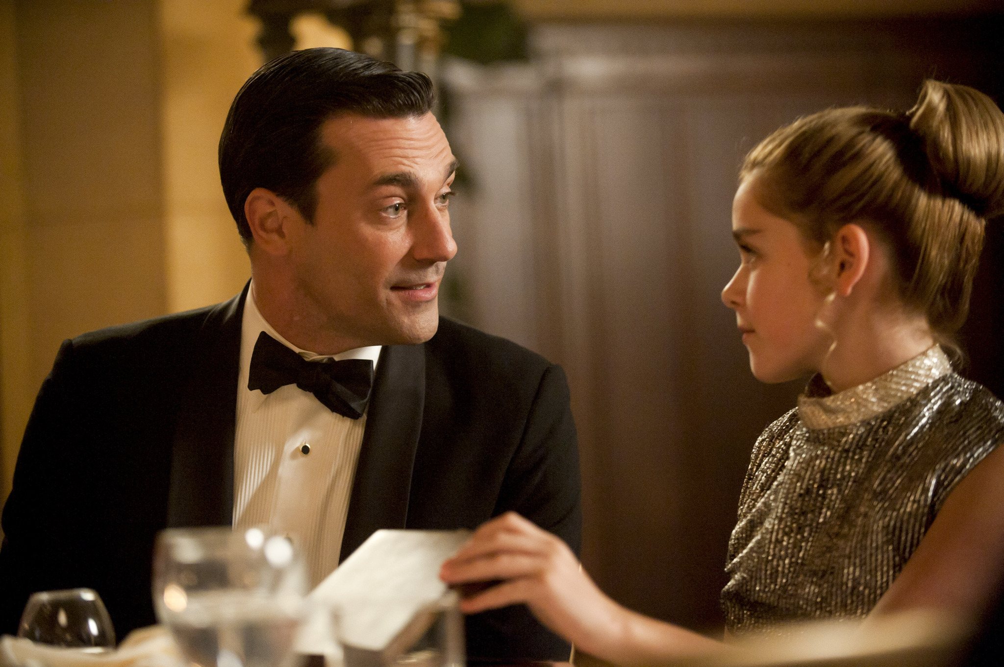 Still of Jon Hamm and Kiernan Shipka in MAD MEN. Reklamos vilkai (2007)