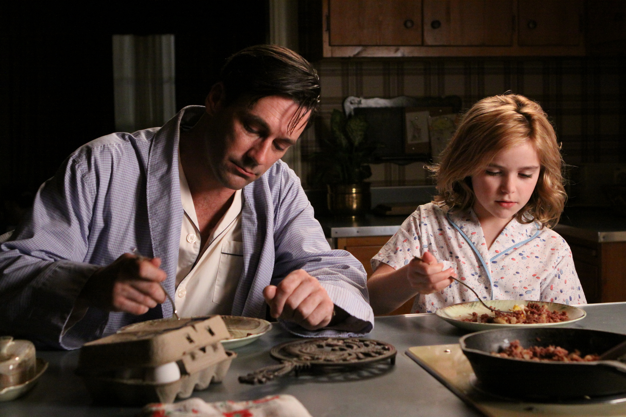 Still of Jon Hamm and Kiernan Shipka in MAD MEN. Reklamos vilkai (2007)