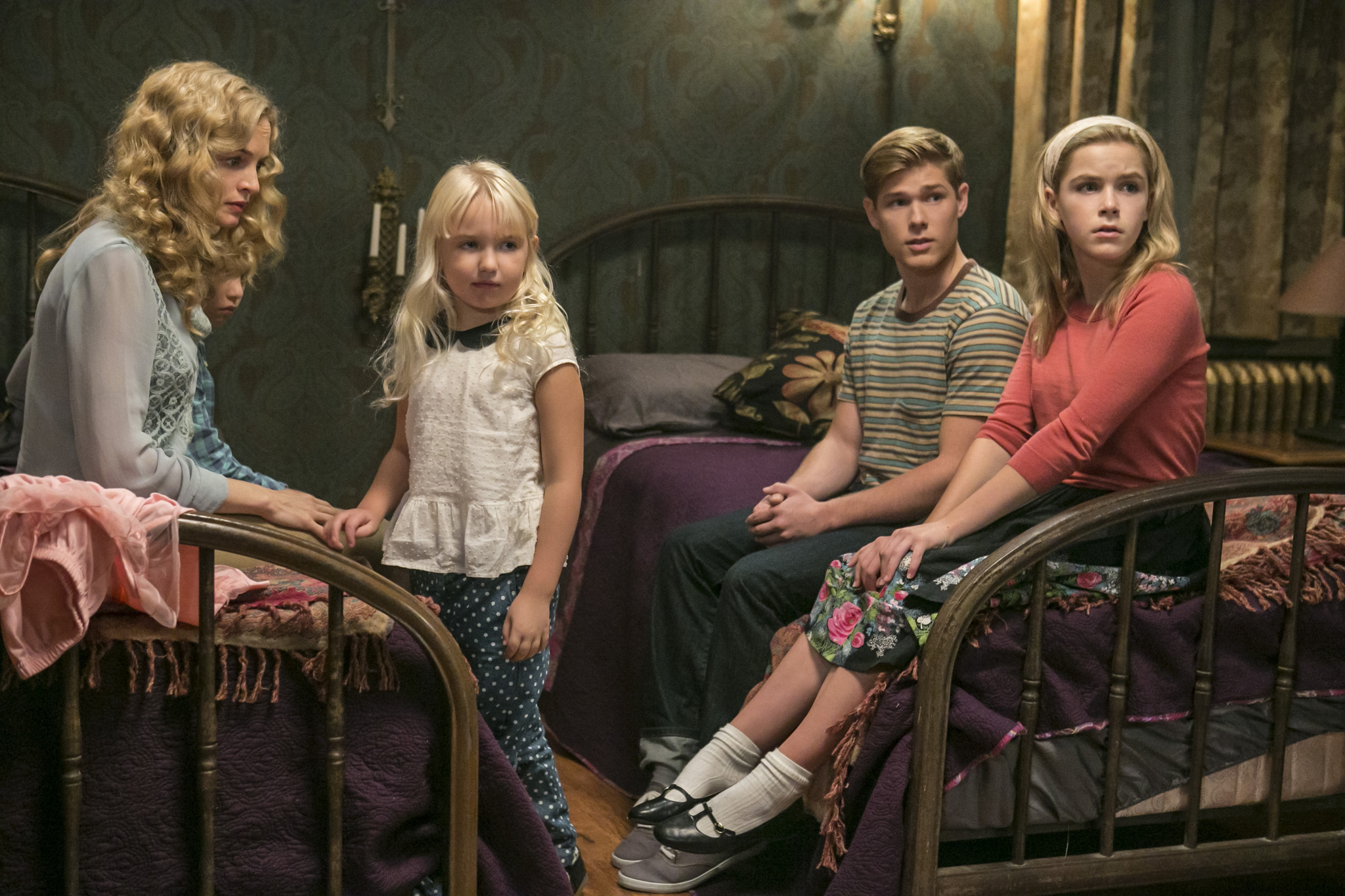 Still of Heather Graham, Kiernan Shipka, Mason Dye and Ava Telek in Flowers in the Attic (2014)