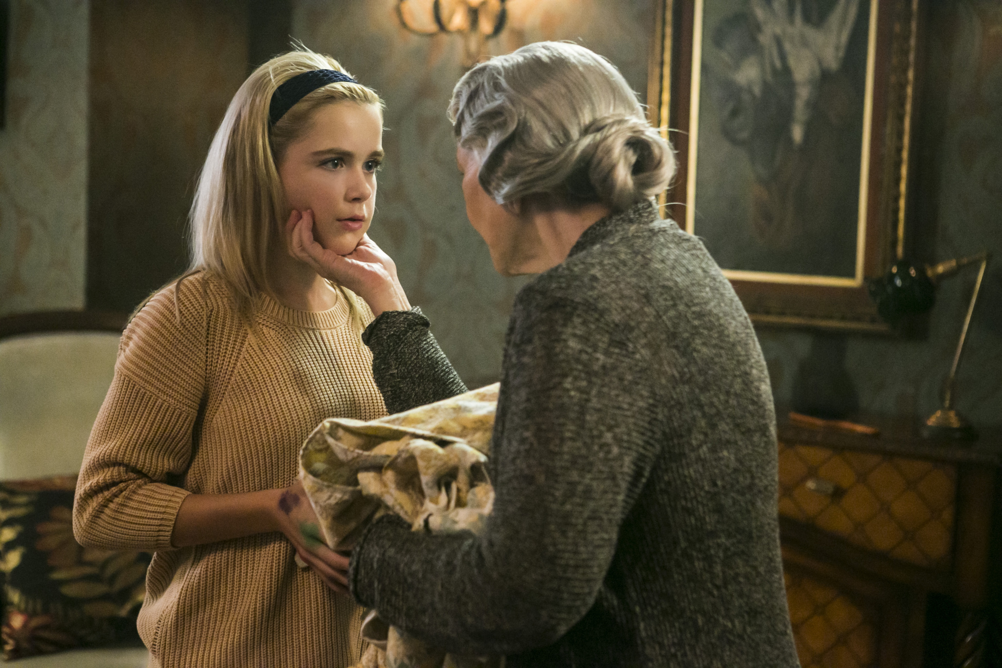 Still of Ellen Burstyn and Kiernan Shipka in Flowers in the Attic (2014)