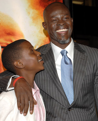 Djimon Hounsou and Kagiso Kuypers at event of Kruvinas deimantas (2006)