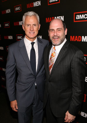 John Slattery and Matthew Weiner at event of MAD MEN. Reklamos vilkai (2007)