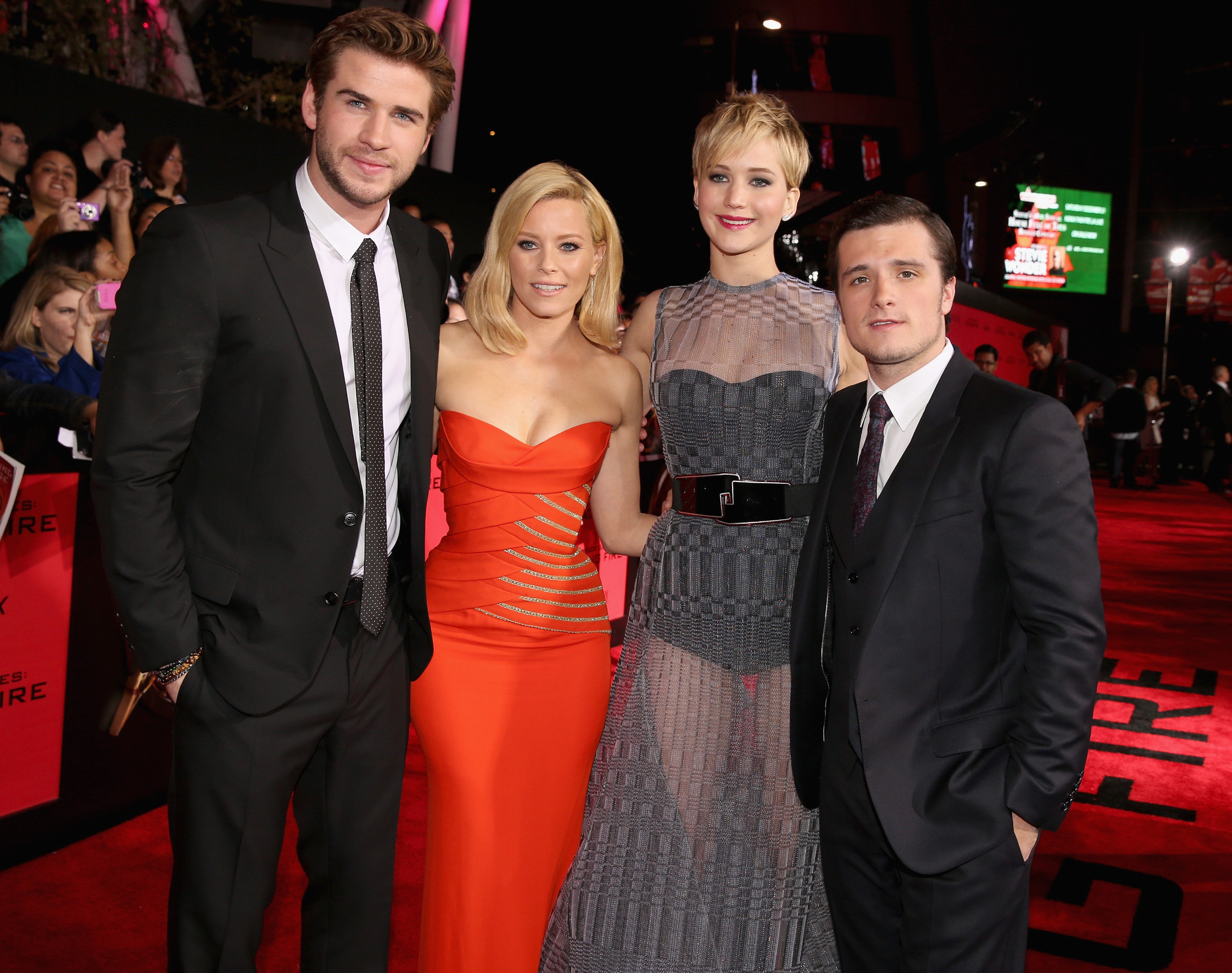 Elizabeth Banks, Josh Hutcherson, Jennifer Lawrence and Liam Hemsworth at event of Bado zaidynes. Ugnies medziokle (2013)