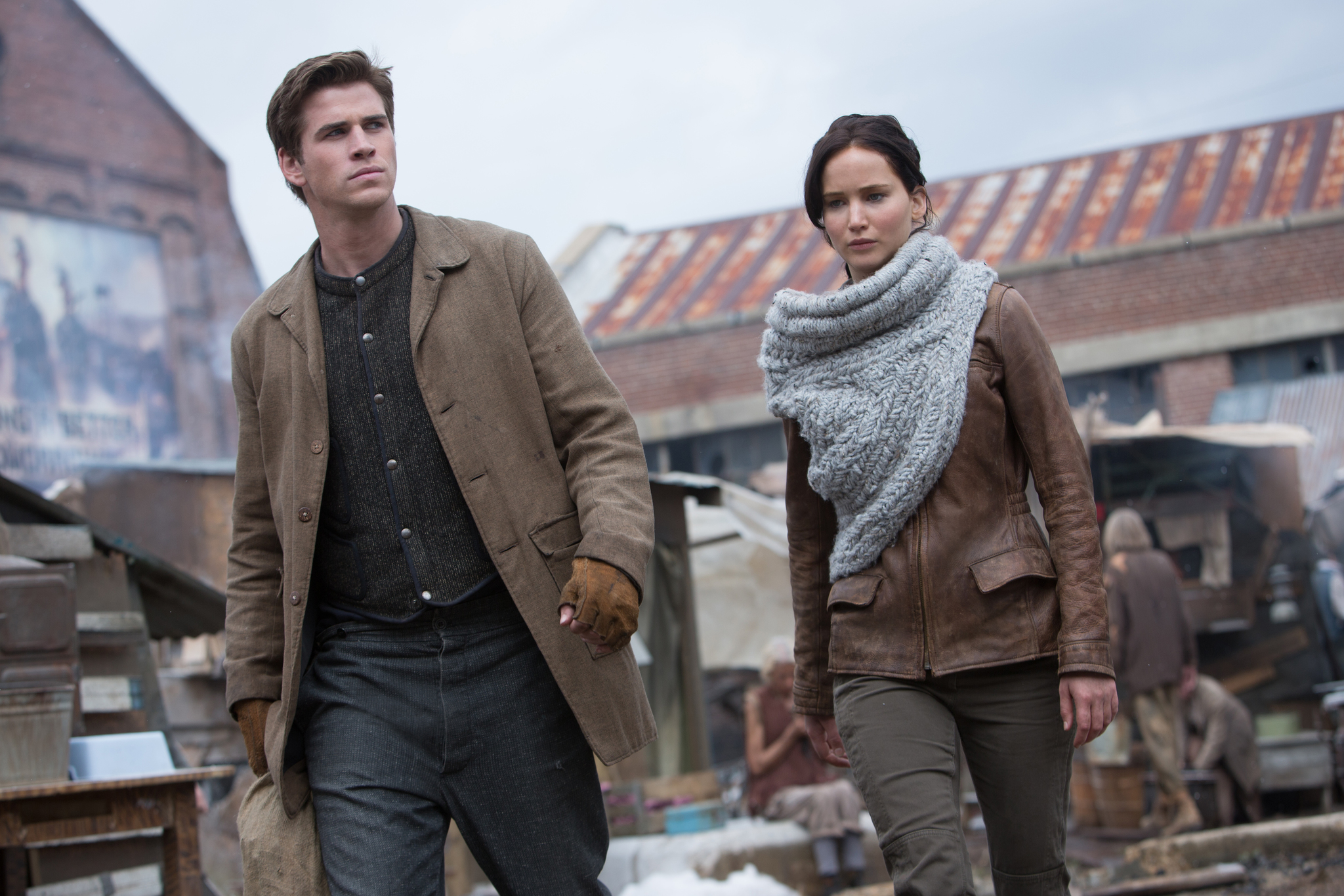 Still of Jennifer Lawrence and Liam Hemsworth in Bado zaidynes. Ugnies medziokle (2013)