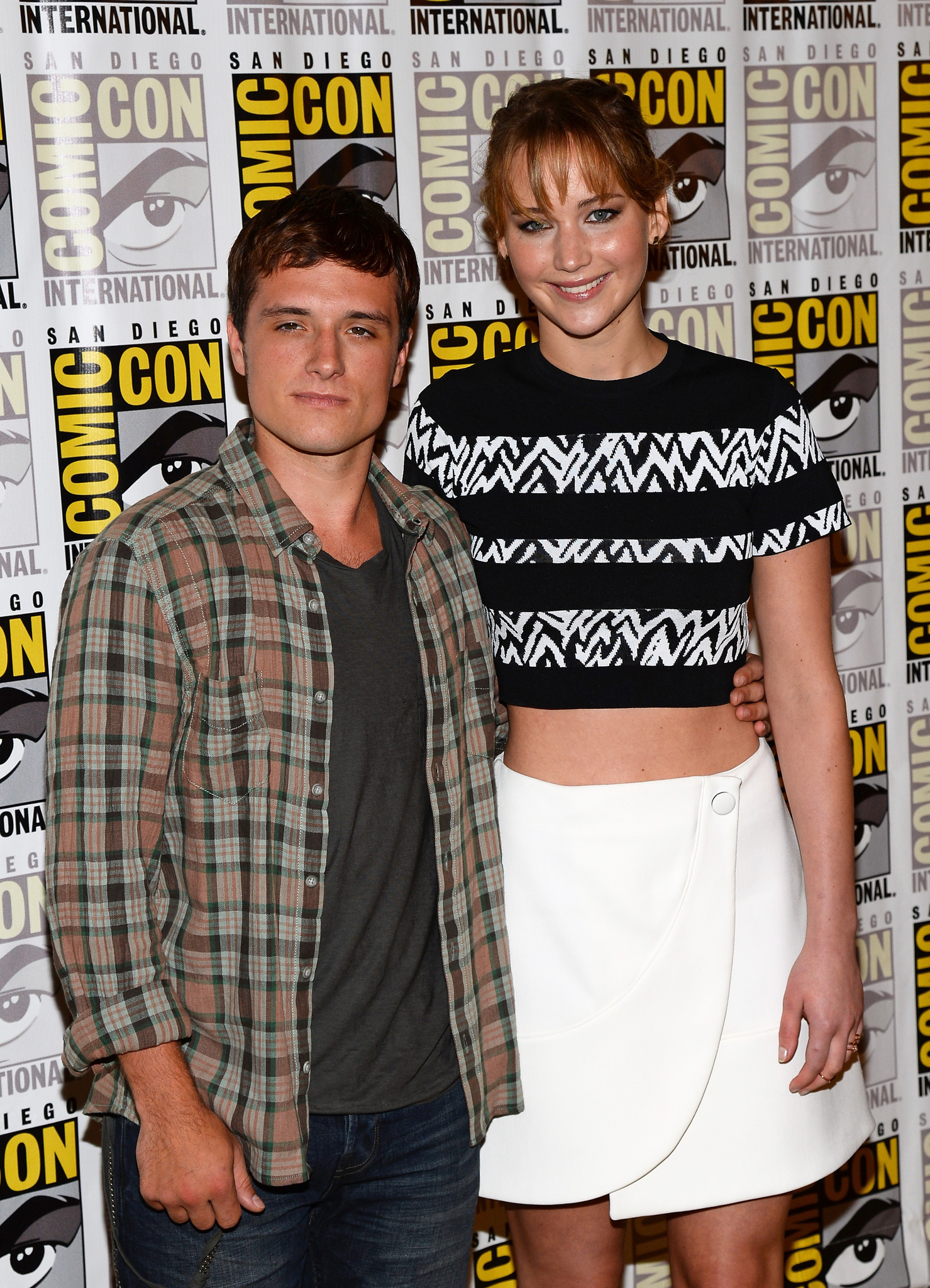 Josh Hutcherson and Jennifer Lawrence at event of Bado zaidynes. Ugnies medziokle (2013)