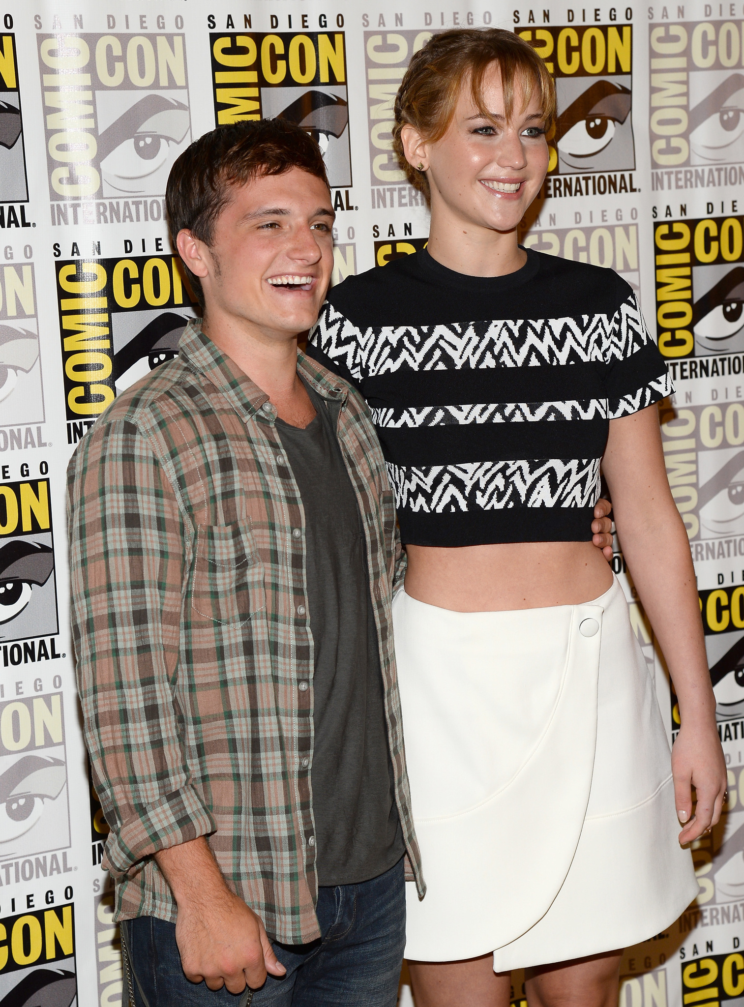 Josh Hutcherson and Jennifer Lawrence at event of Bado zaidynes. Ugnies medziokle (2013)