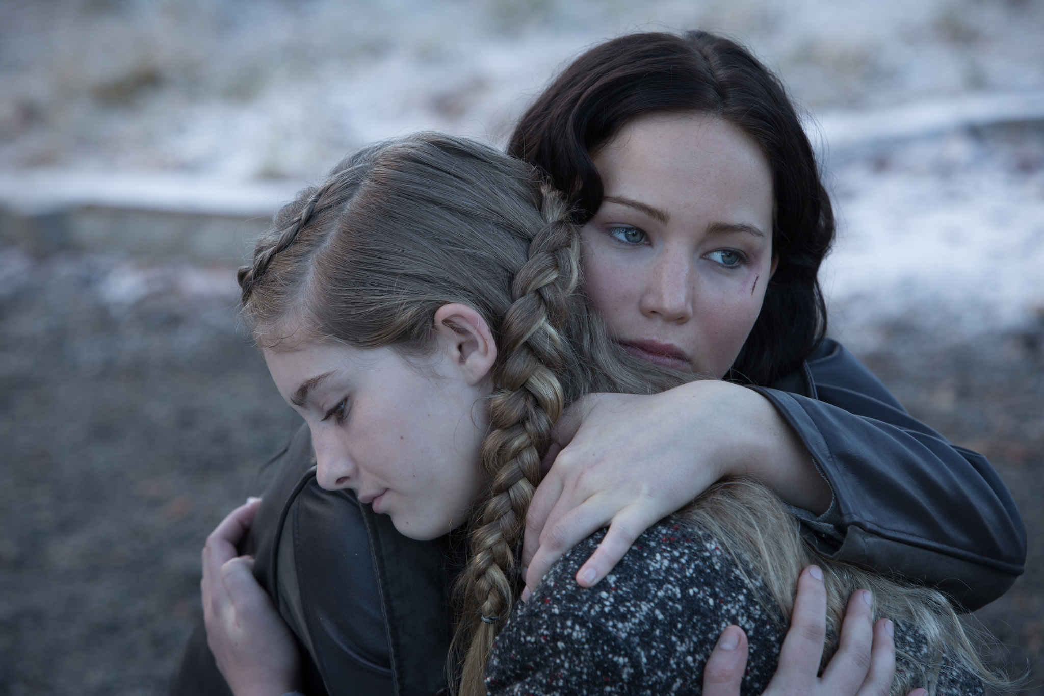 Still of Jennifer Lawrence and Willow Shields in Bado zaidynes. Ugnies medziokle (2013)