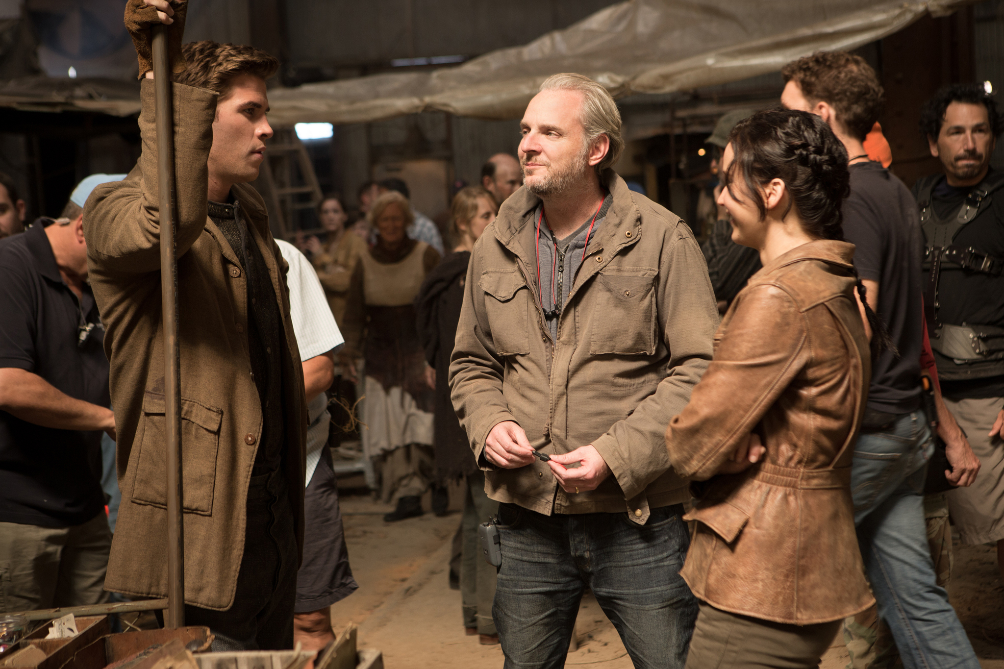 Still of Francis Lawrence, Jennifer Lawrence and Liam Hemsworth in Bado zaidynes. Ugnies medziokle (2013)