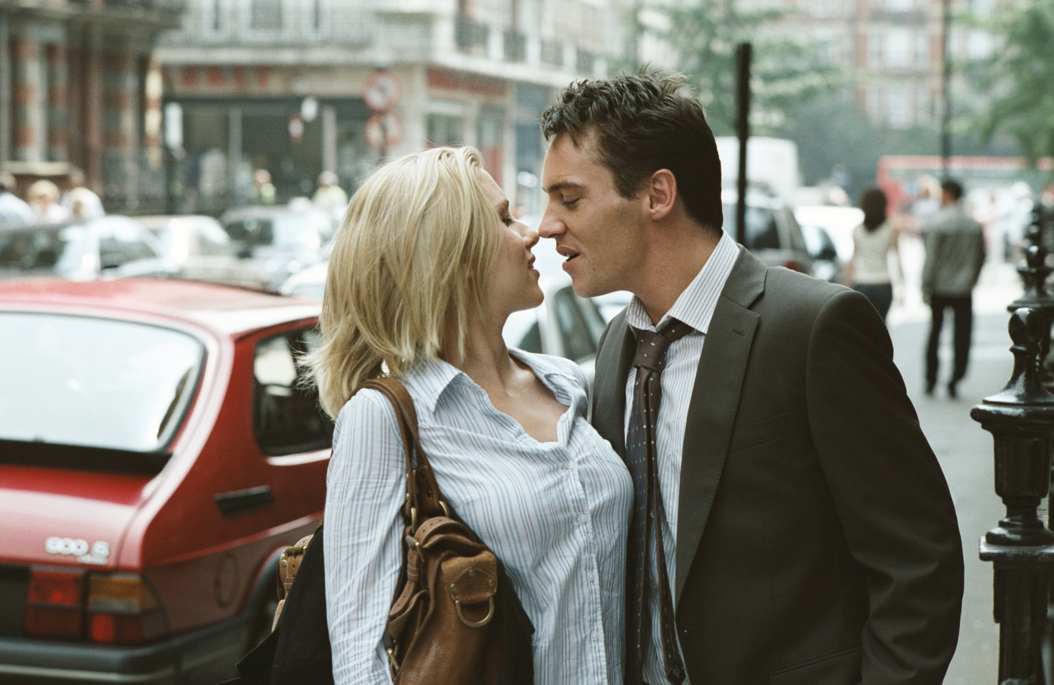 Still of Jonathan Rhys Meyers and Scarlett Johansson in Match Point (2005)