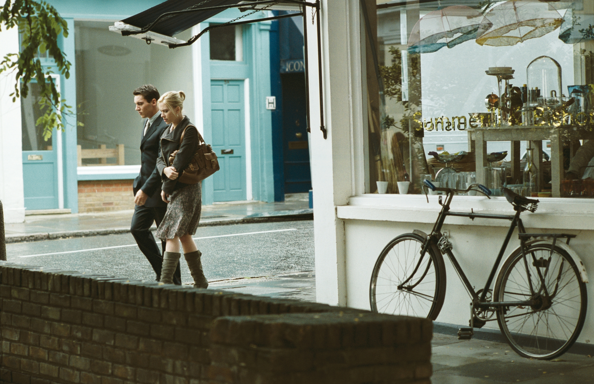 Still of Jonathan Rhys Meyers and Scarlett Johansson in Match Point (2005)