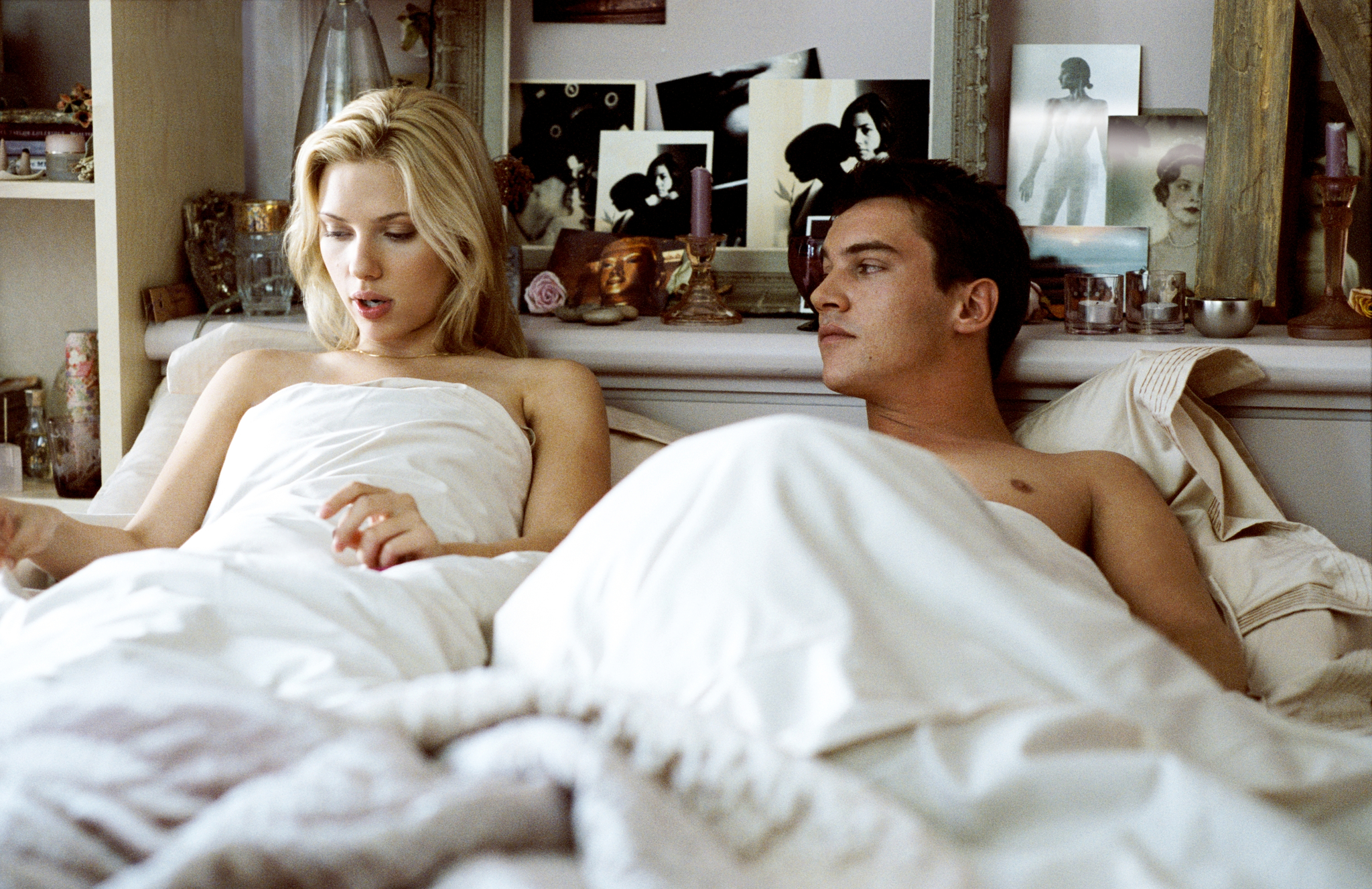 Still of Jonathan Rhys Meyers and Scarlett Johansson in Match Point (2005)