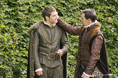 Still of Jonathan Rhys Meyers and Henry Cavill in The Tudors (2007)