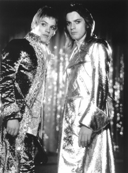 Still of Ewan McGregor and Jonathan Rhys Meyers in Velvet Goldmine (1998)