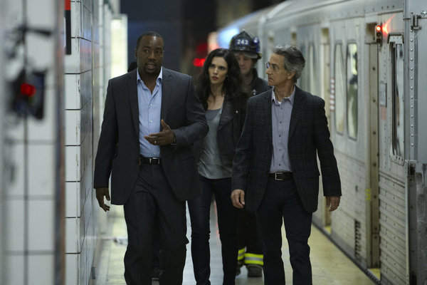 Still of David Strathairn, Laura Mennell and Malik Yoba in Alphas (2011)