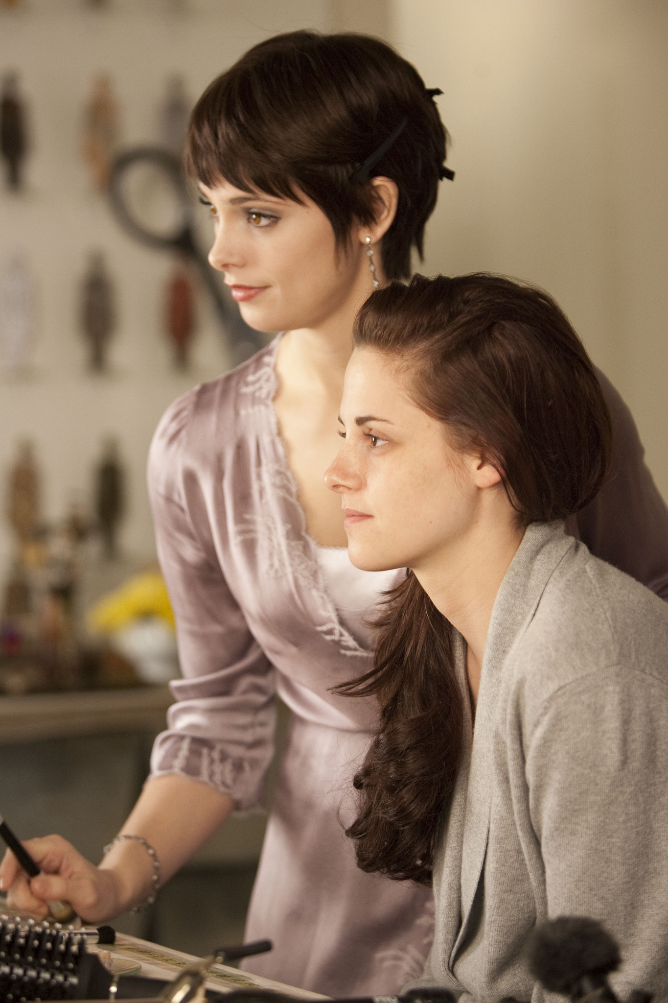 Still of Kristen Stewart and Ashley Greene in Brekstanti ausra. 1 dalis (2011)