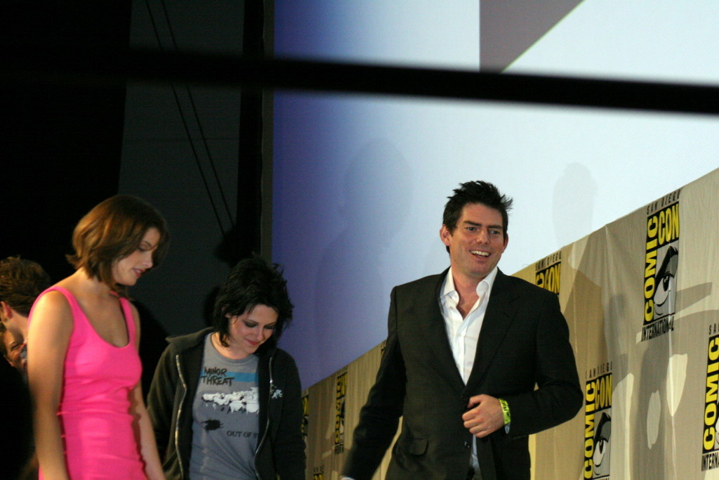 (L-R) Ashley Greene, Kristen Stewart, and director Chris Weitz leave after the Twilight: New Moon panel.