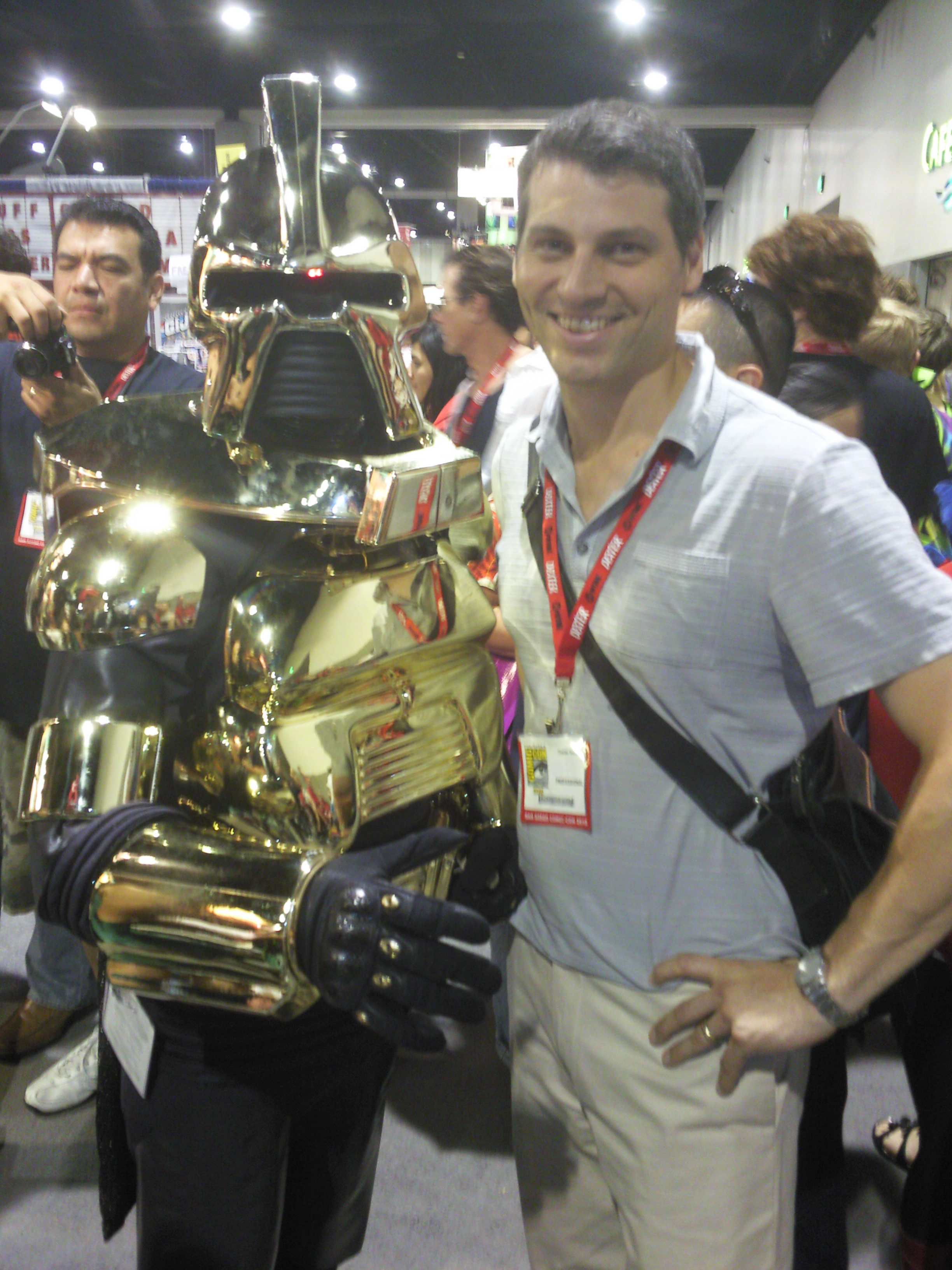 L-R: Cylon and Producer Charles Ricciardi at the 2010 Comic Con.