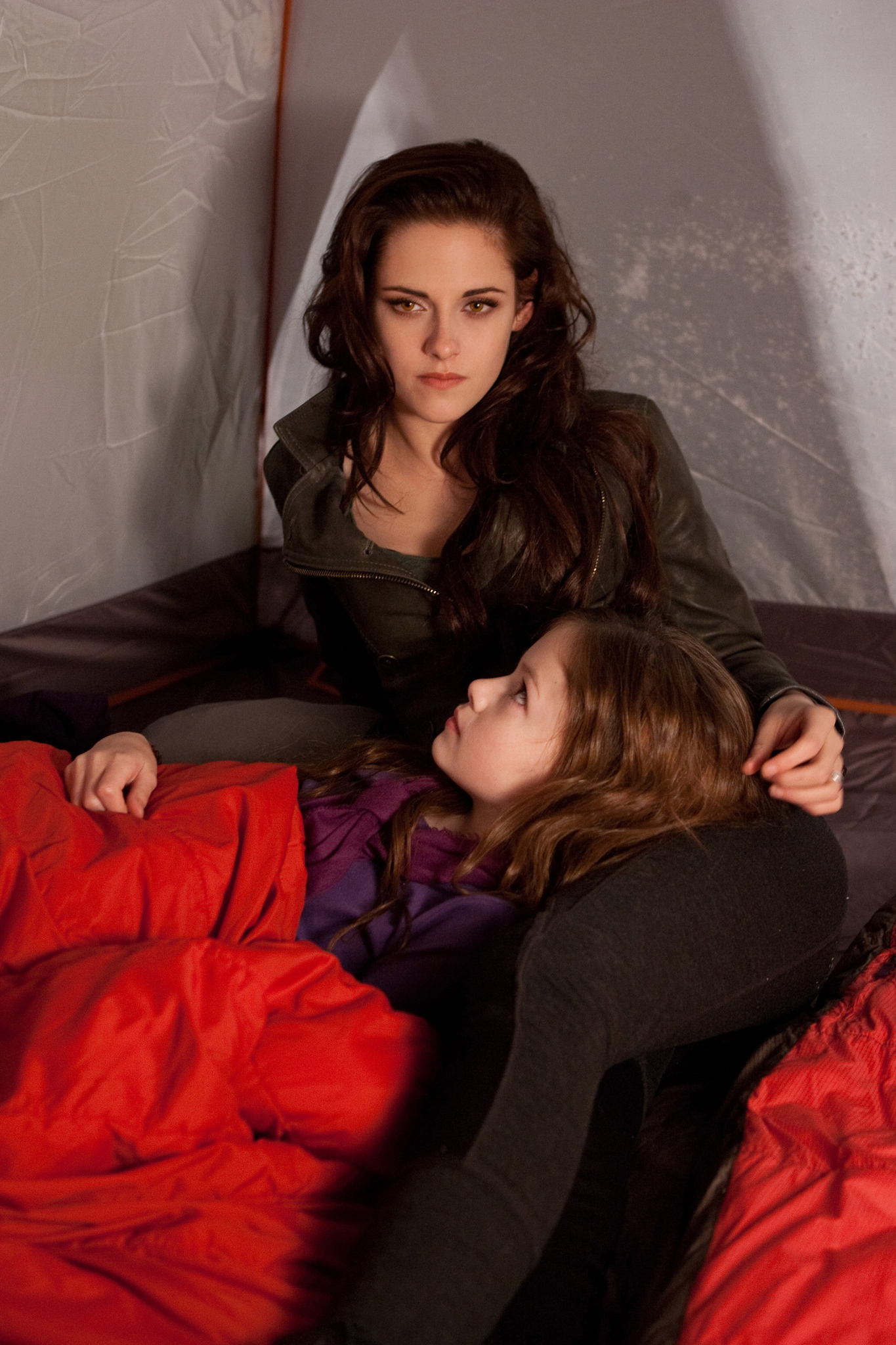 Still of Kristen Stewart and Mackenzie Foy in Brekstanti ausra. 2 dalis (2012)