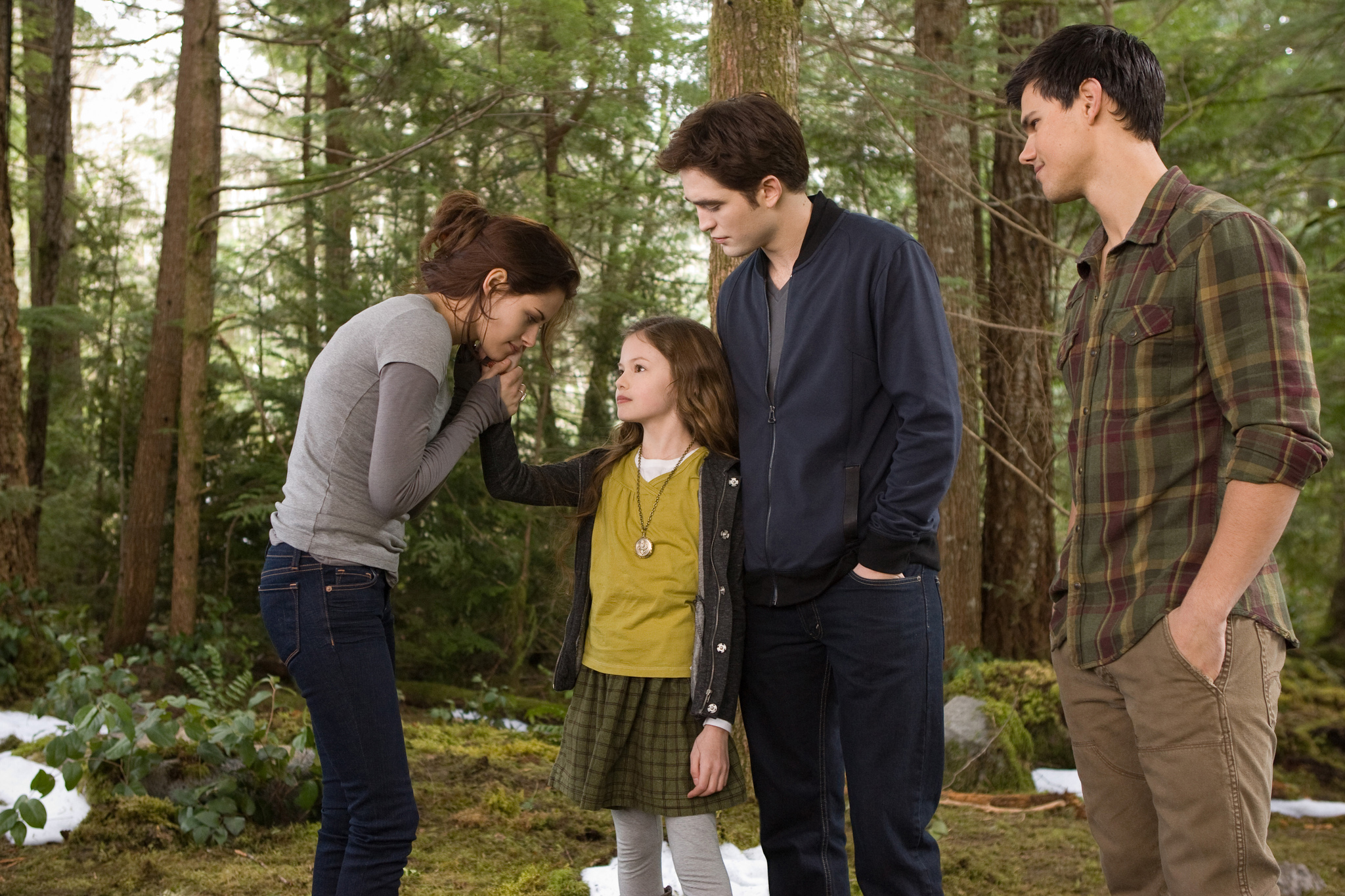 Still of Kristen Stewart, Taylor Lautner, Robert Pattinson and Mackenzie Foy in Brekstanti ausra. 2 dalis (2012)