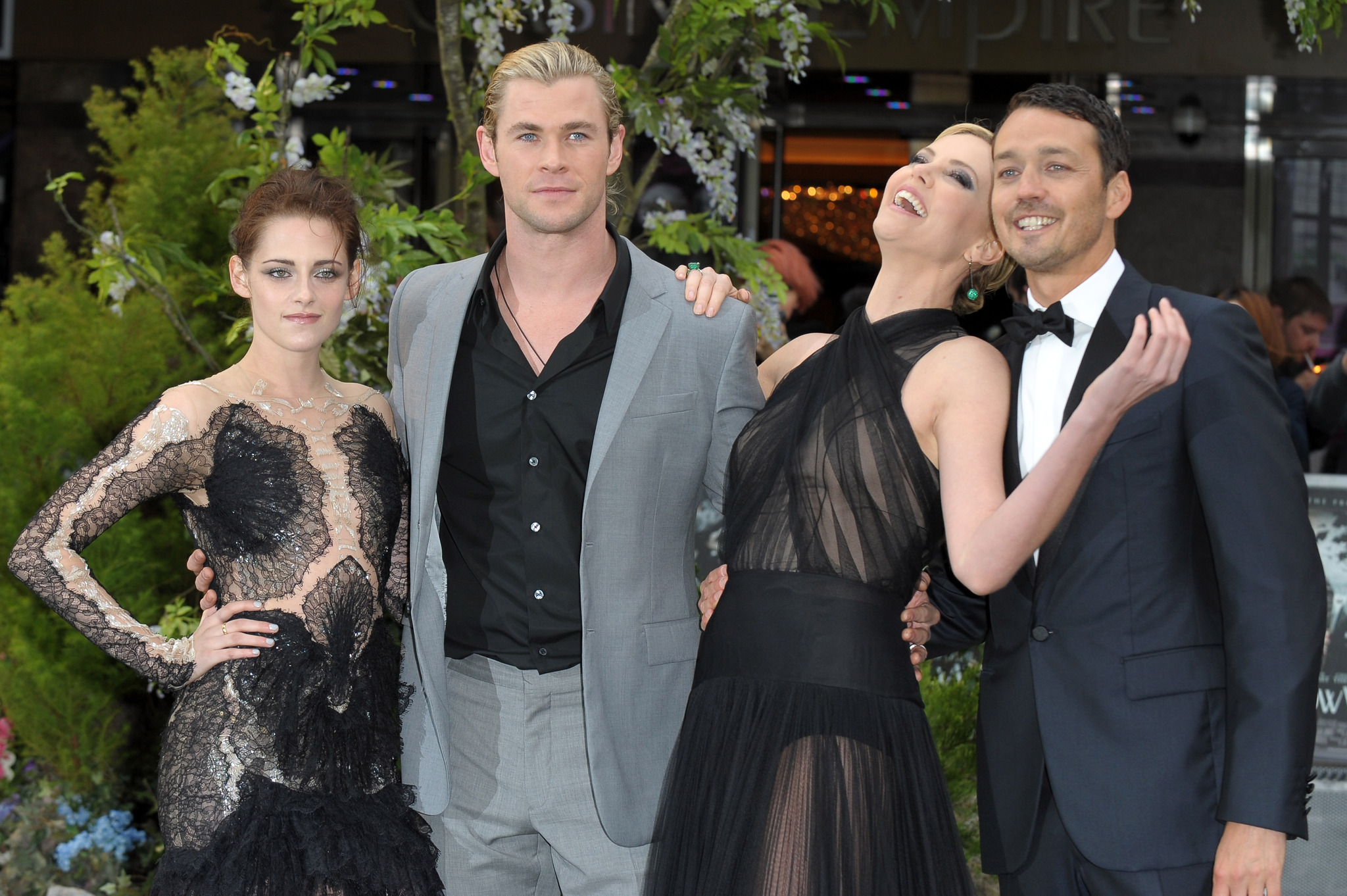 Charlize Theron, Kristen Stewart, Chris Hemsworth and Rupert Sanders at event of Snieguole ir medziotojas (2012)