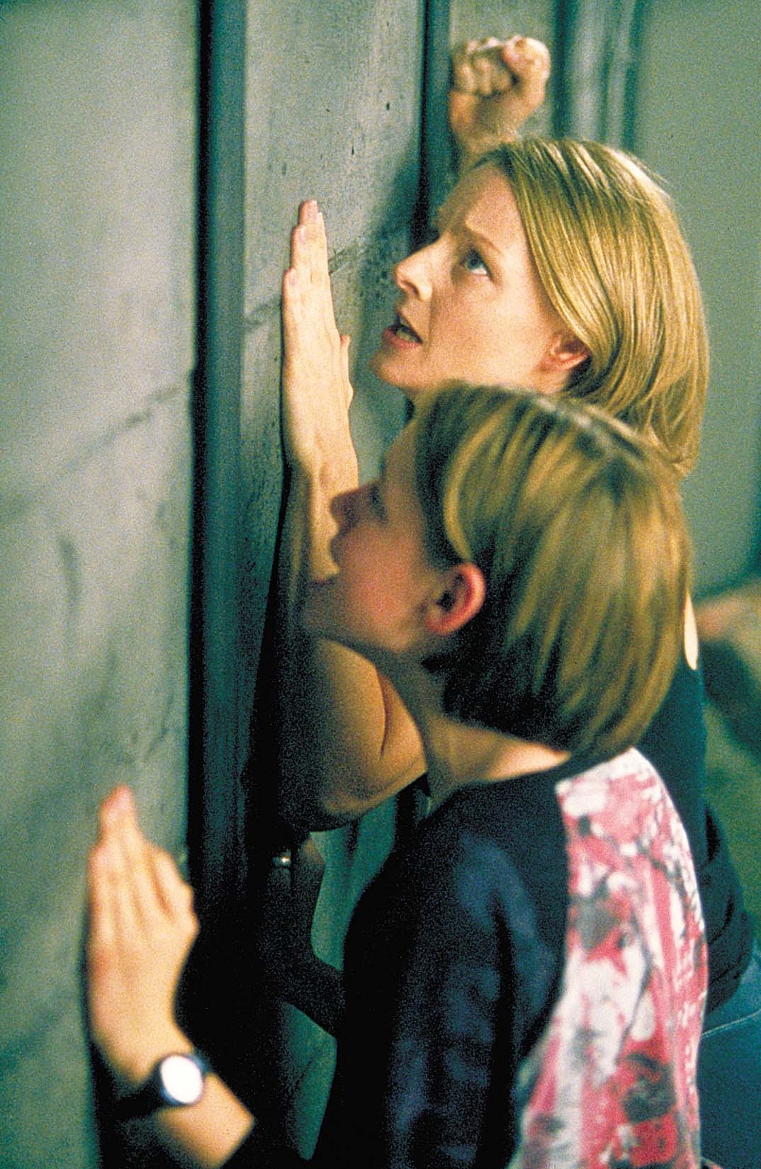 Still of Jodie Foster and Kristen Stewart in Panikos kambarys (2002)