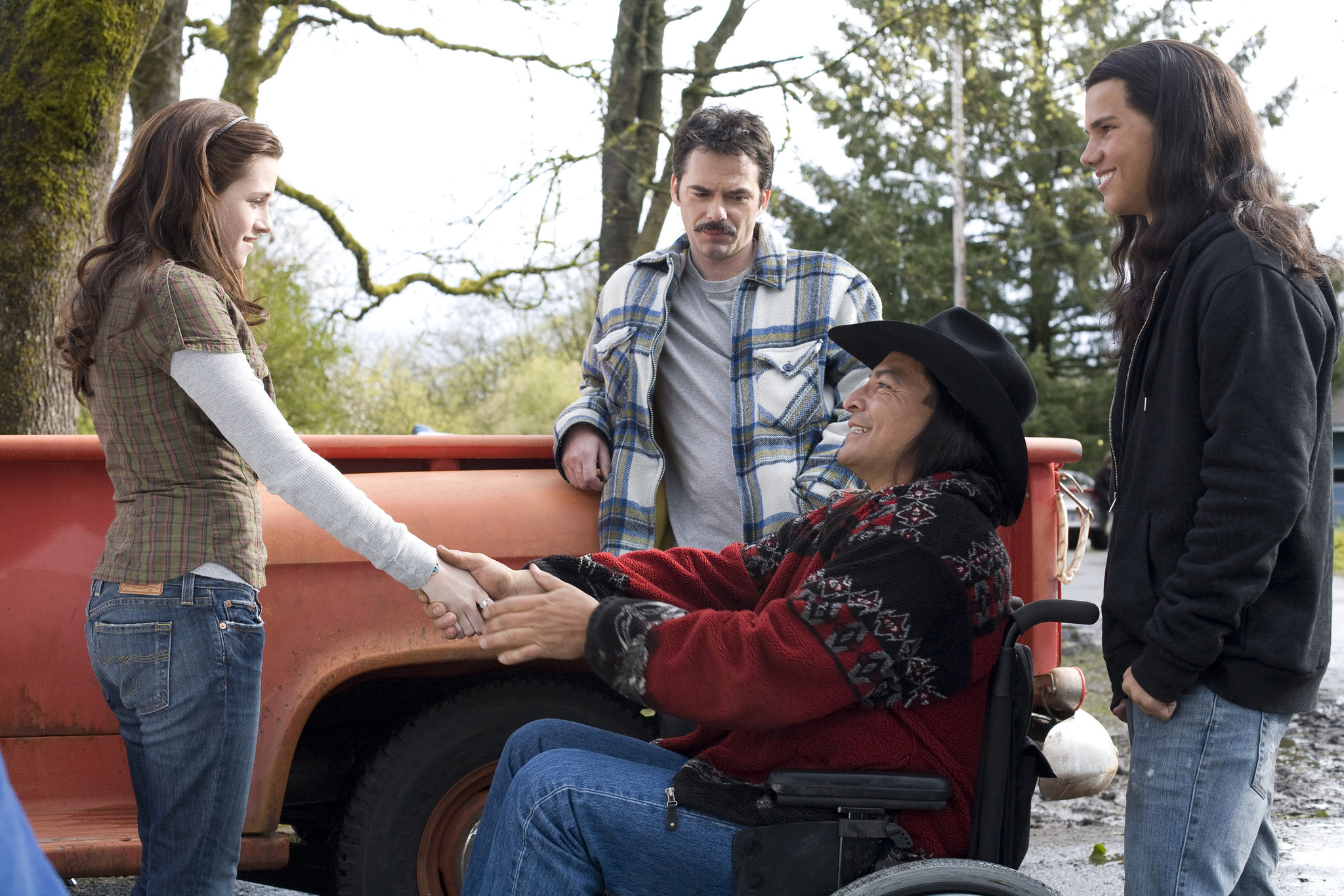 Still of Billy Burke, Kristen Stewart and Taylor Lautner in Twilight (2008)