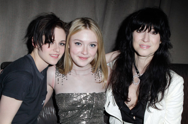 Dakota Fanning, Floria Sigismondi and Kristen Stewart at event of The Runaways (2010)