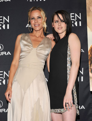 Maria Bello and Kristen Stewart at event of The Yellow Handkerchief (2008)