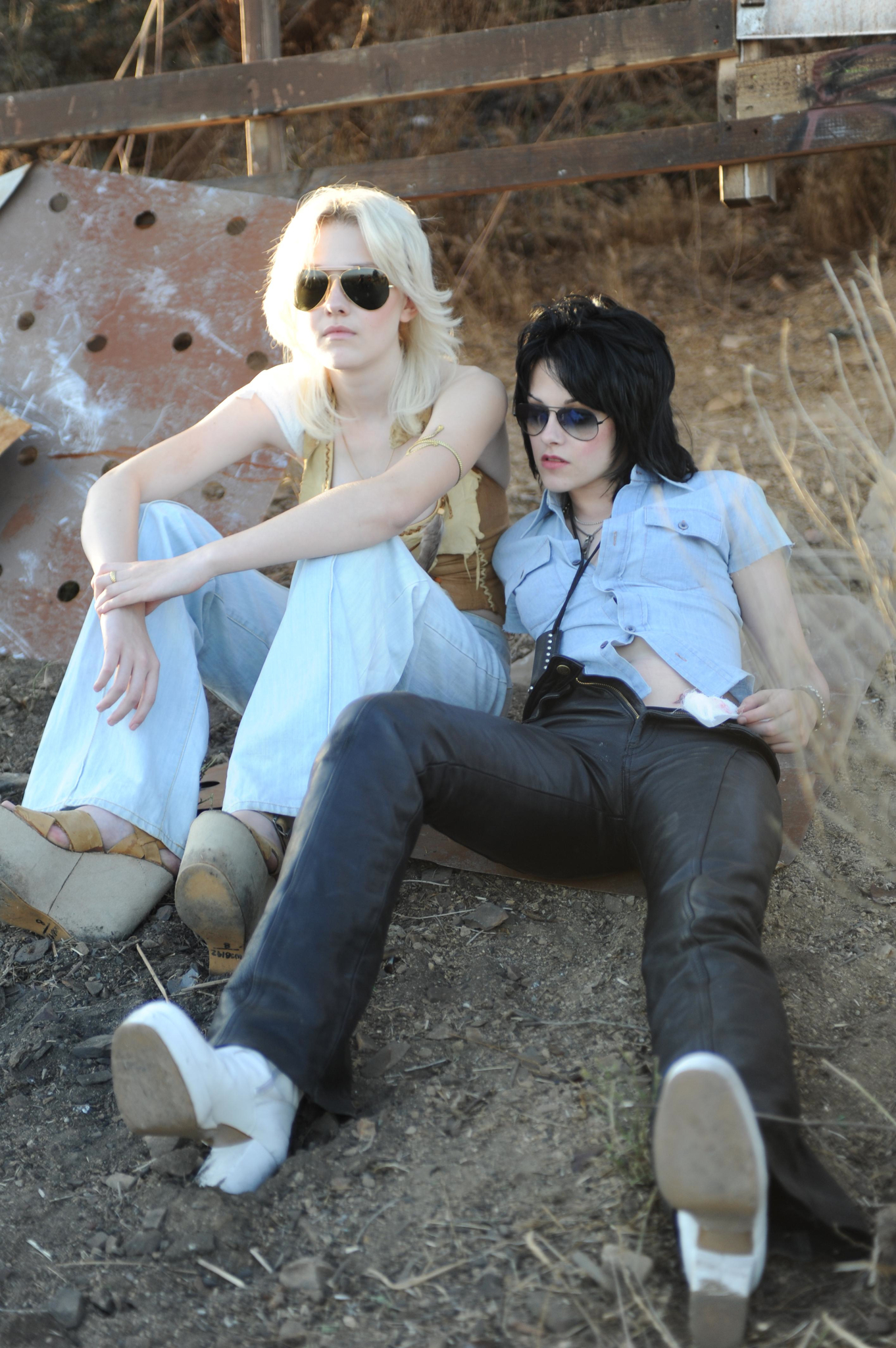 Still of Dakota Fanning and Kristen Stewart in The Runaways (2010)