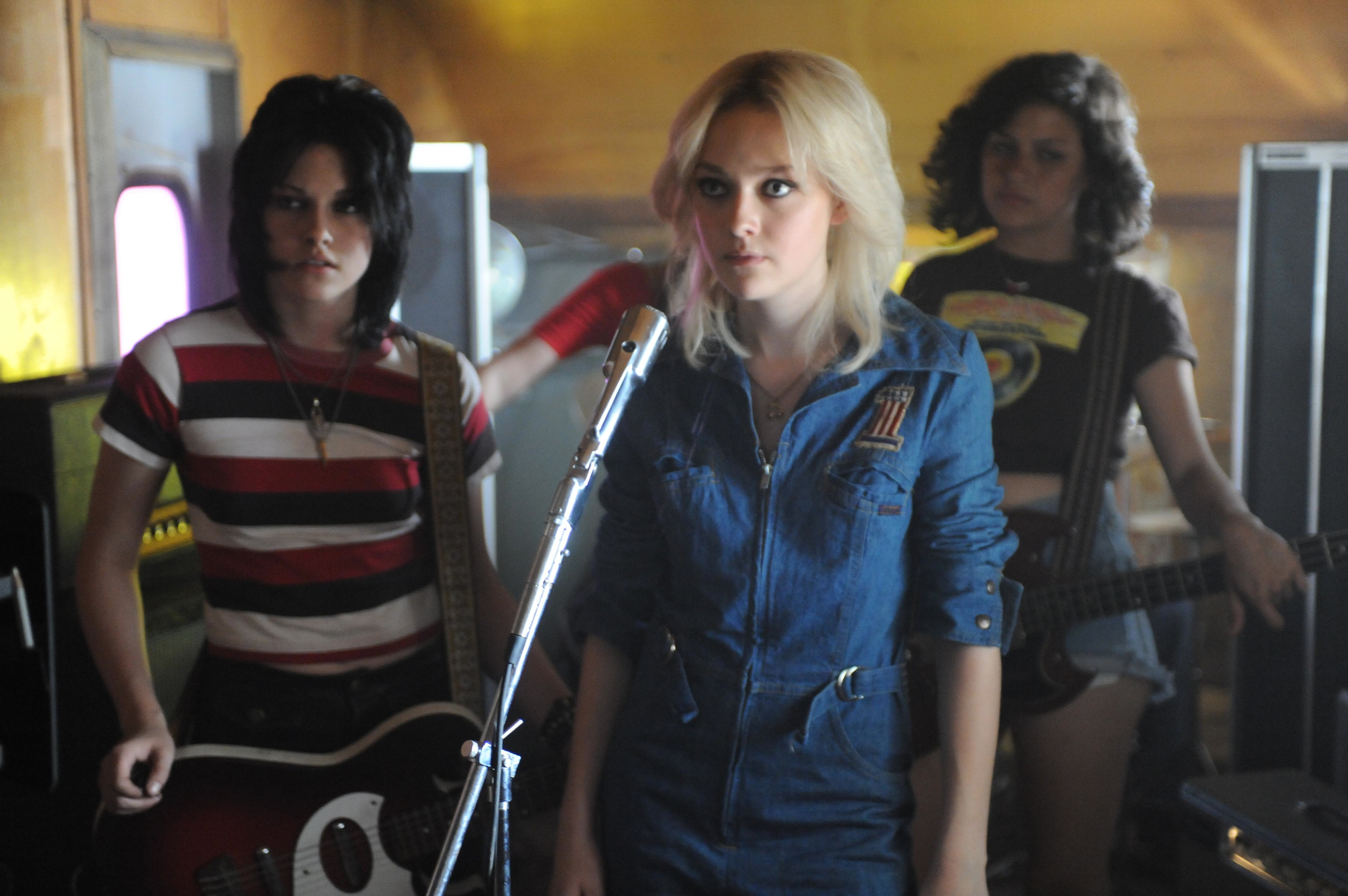 Still of Dakota Fanning and Kristen Stewart in The Runaways (2010)