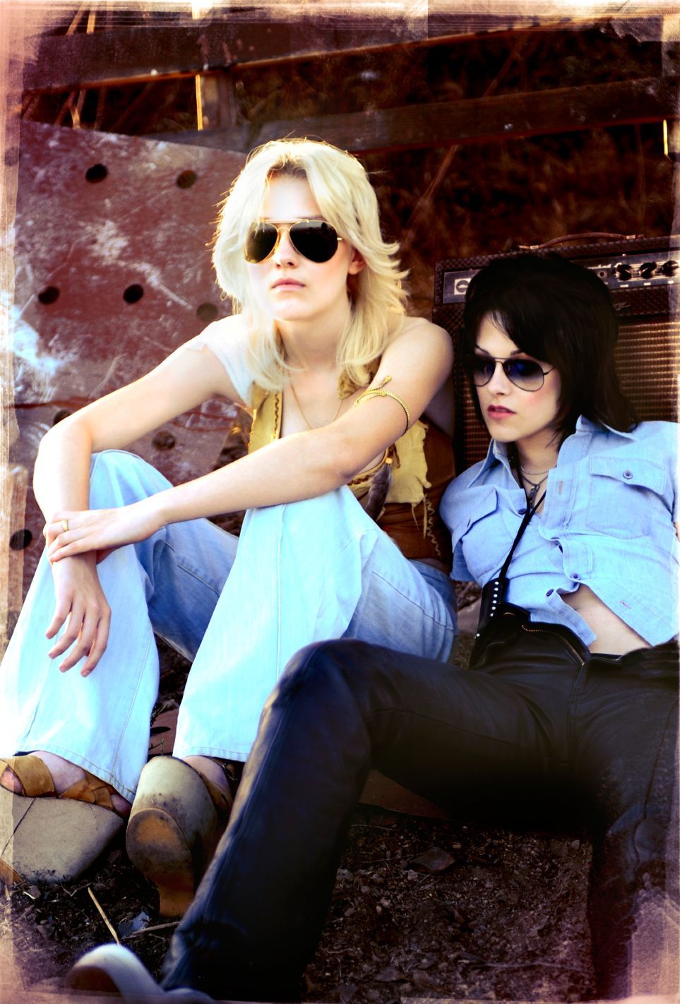 Still of Dakota Fanning and Kristen Stewart in The Runaways (2010)