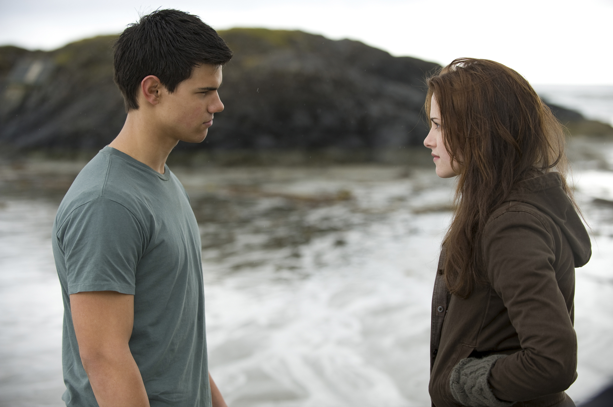 Still of Kristen Stewart and Taylor Lautner in Jaunatis (2009)